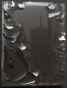 Emulsionen lossnar från glaset. Byggnad i Japan 1884. Avfotograferad glasplåt 18x24 cm.