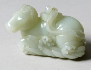 Liggande häst av ljusgrön jade, Kina. Inventarienummer OM-1974-1578. Foto: Ove Kaneberg