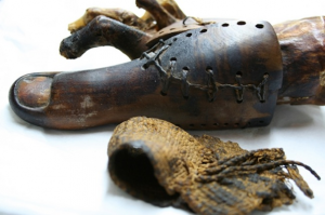 Konstgjord stortå påträffad på mumie i Thebe, Egypten. Bild: Universitetet i Manchester, http://www.theatlantic.com/technology/archive/2013/11/the-perfect-3-000-year-old-toe-a-brief-history-of-prosthetic-limbs/281653/