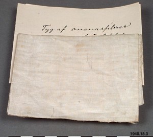 Väv av ananasfiber, Piña Cloth, från Sulawesi, Indonesien ur Världskulturmuseets samlingar.